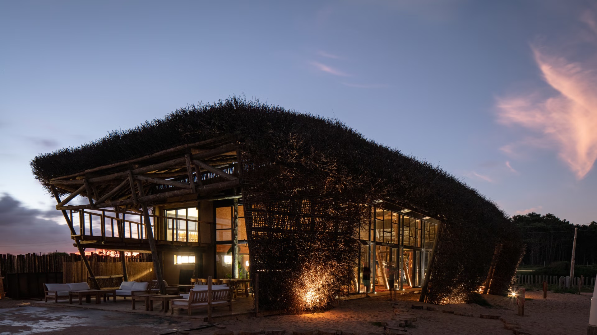 El Nido Beach & Surf Homes al atardecer con su arquitectura de techo de junco
